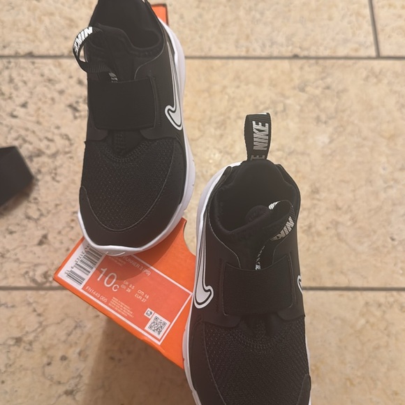 Black and White Kids Nike Shoes size 10c - New in the Box - Picture 4 of 4